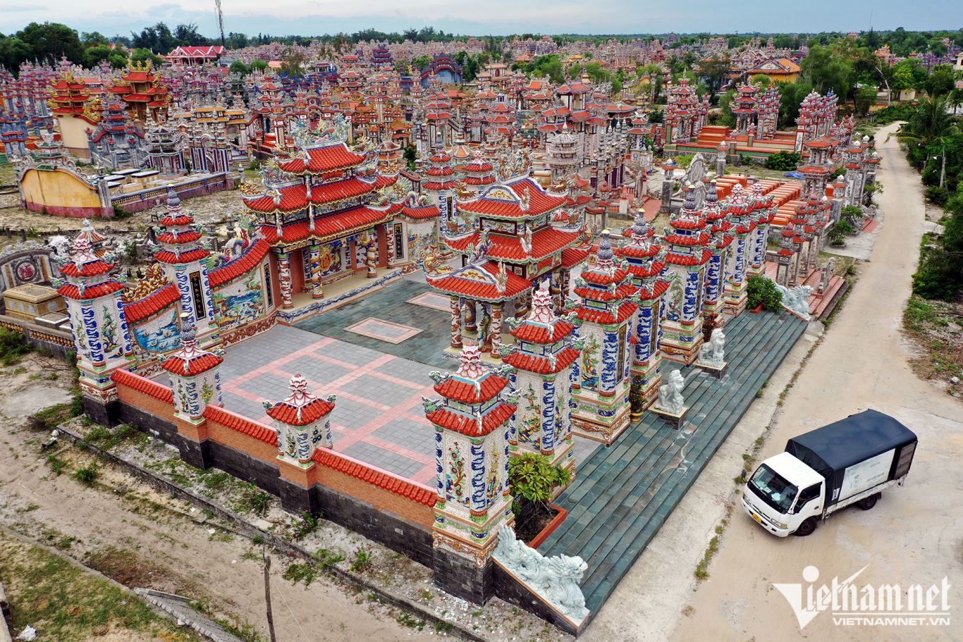 Nơi đây được coi là nghĩa địa xa hoa nhất Việt Nam với hàng nghìn ngôi lăng mộ đủ màu sắc và kích thước. Có những khu mộ ước tính giá trị lên tới hàng tỷ đồng.