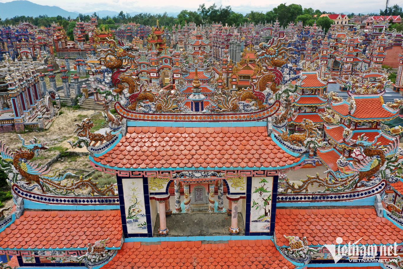 Làng An Bằng thuộc xã Vinh An, huyện Phú Vang, Thừa Thiên Huế là một địa danh được nhiều người biết đến với cái tên “thành phố lăng mộ” hoặc “thành phố ma”.