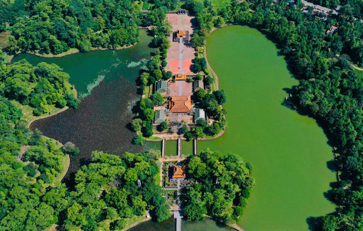 Xây dựng bên dòng sông Hương mộng mơ, lăng mộ vua Minh Mạng khoác lên mình vẻ đẹp của sự thanh bình, tĩnh lặng và trang nghiêm